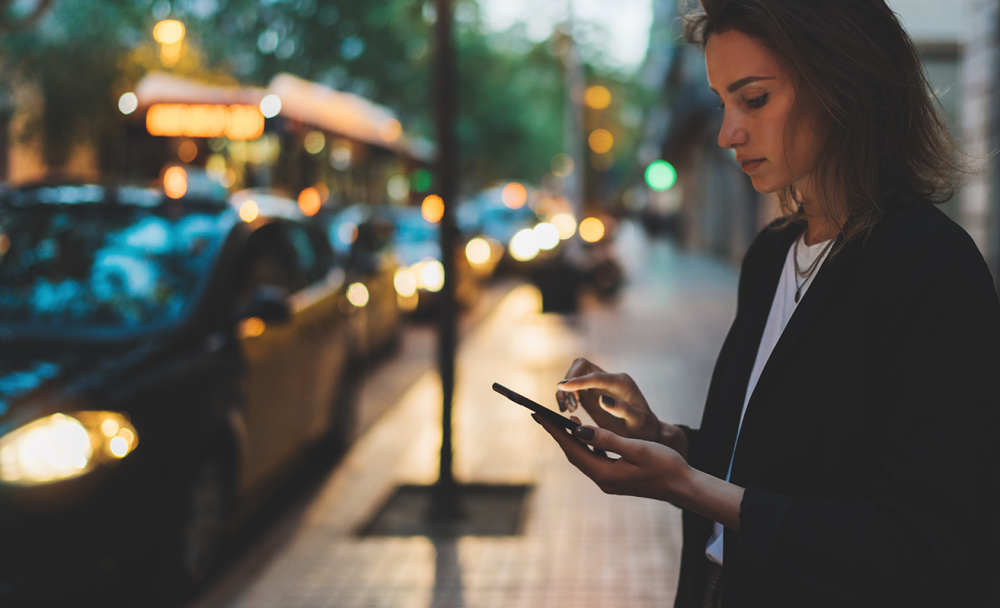Femme qui appelle taxi Pereira
